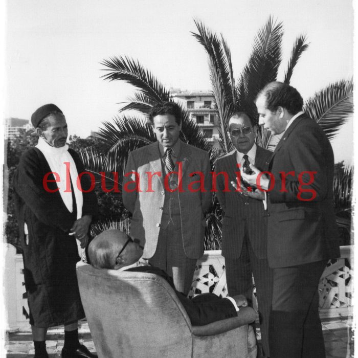 El Ouardani standing next to Bourguiba with Abdallah Farhat, Habib Chatti and Chedli Ayari