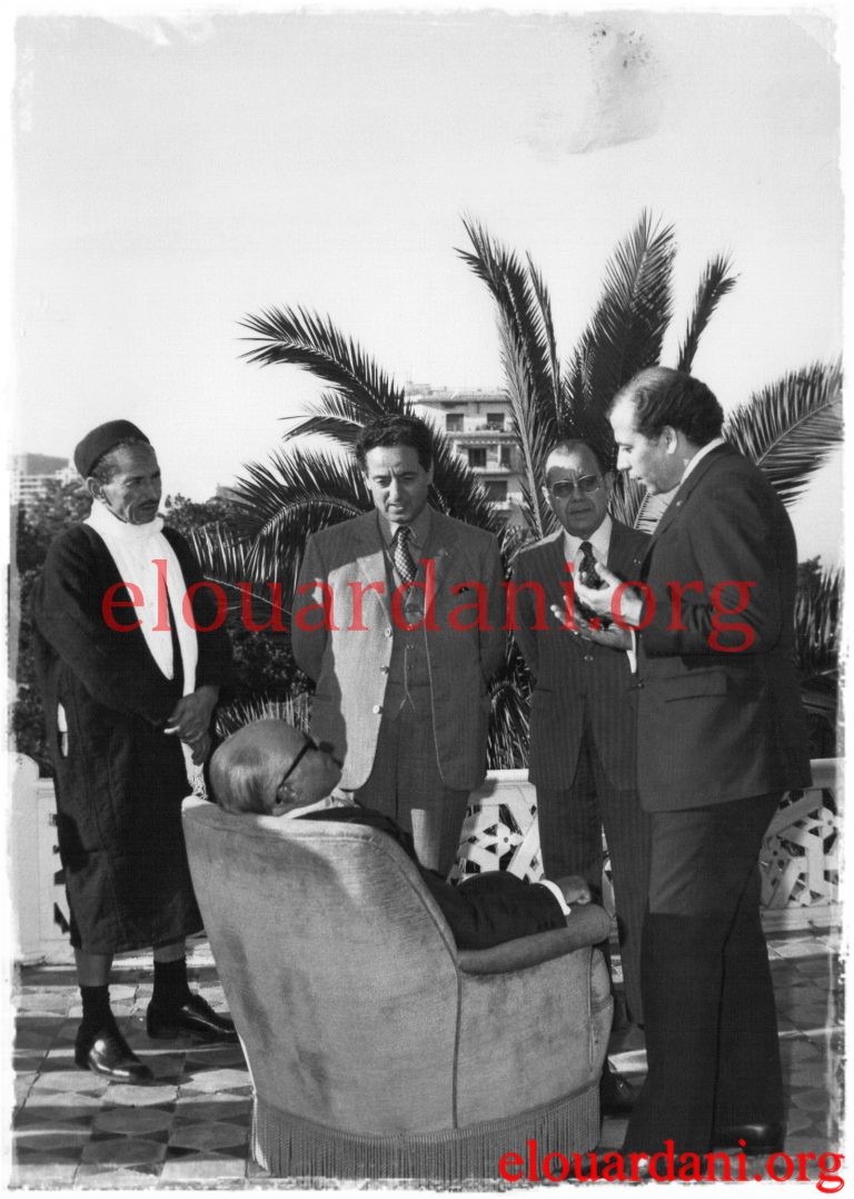 El Ouardani standing next to Bourguiba with Abdallah Farhat, Habib Chatti and Chedli Ayari